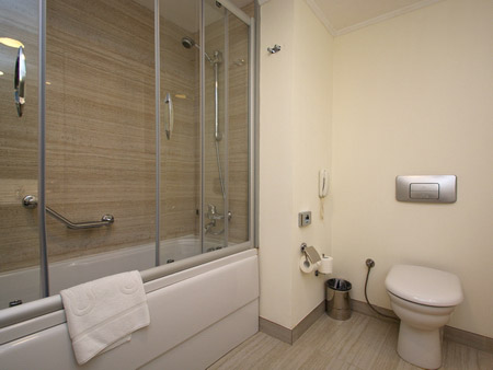 deluxe-bathroom2