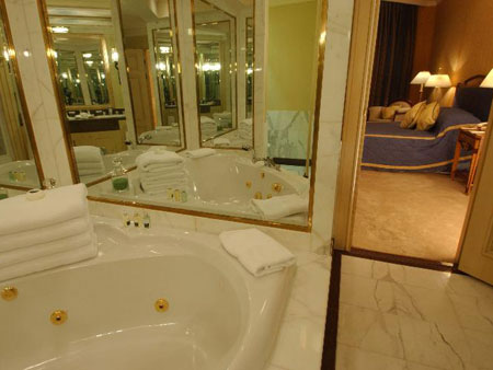 executive_suite_bath_room