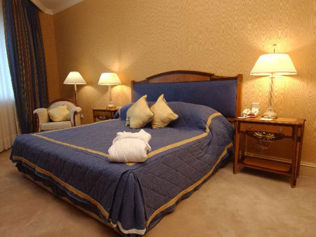 executive_suite_bed_room