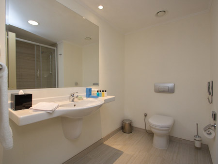 senior-suite-bathroom