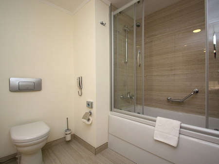 senior-suite-bathroom2